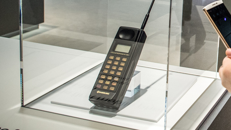The Samsung SH-100 on display in a museum.