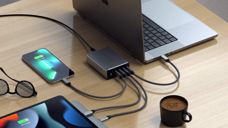 Satechi GAN charger on desk