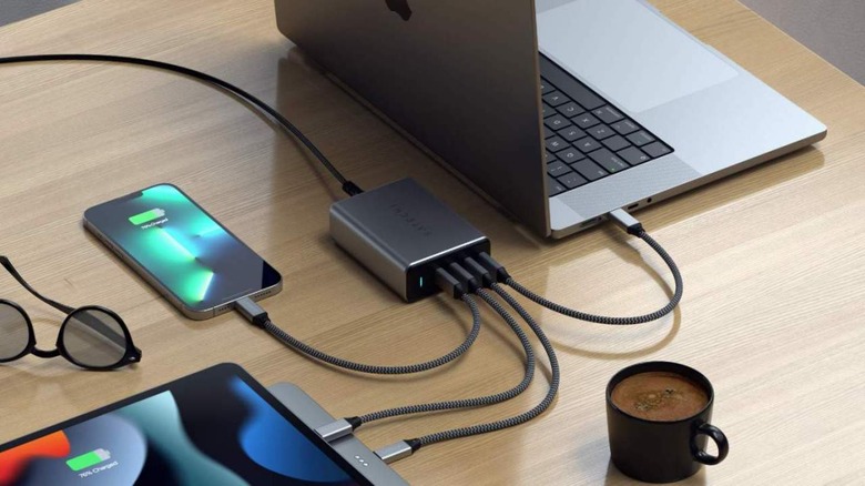 Satechi 40W Dual USB-C PD Auto-Ladegerät space gray