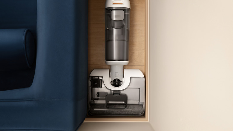 Roborock F25 RT in standing position