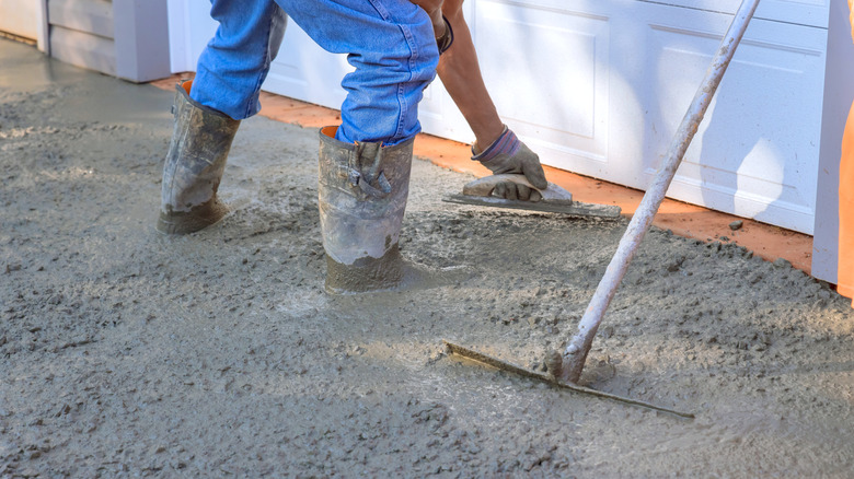 Professional laying down concrete for driveway
