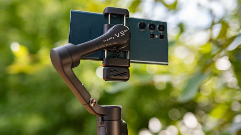 The Hohem iSteady V3 Ultra carrying a smartphone.