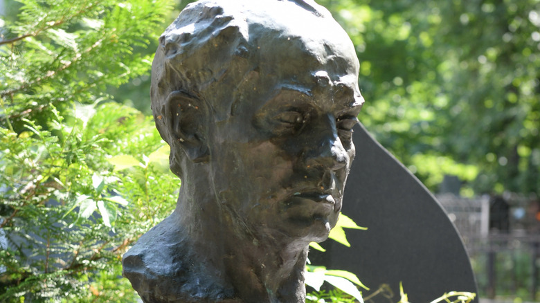 Demikhov bust