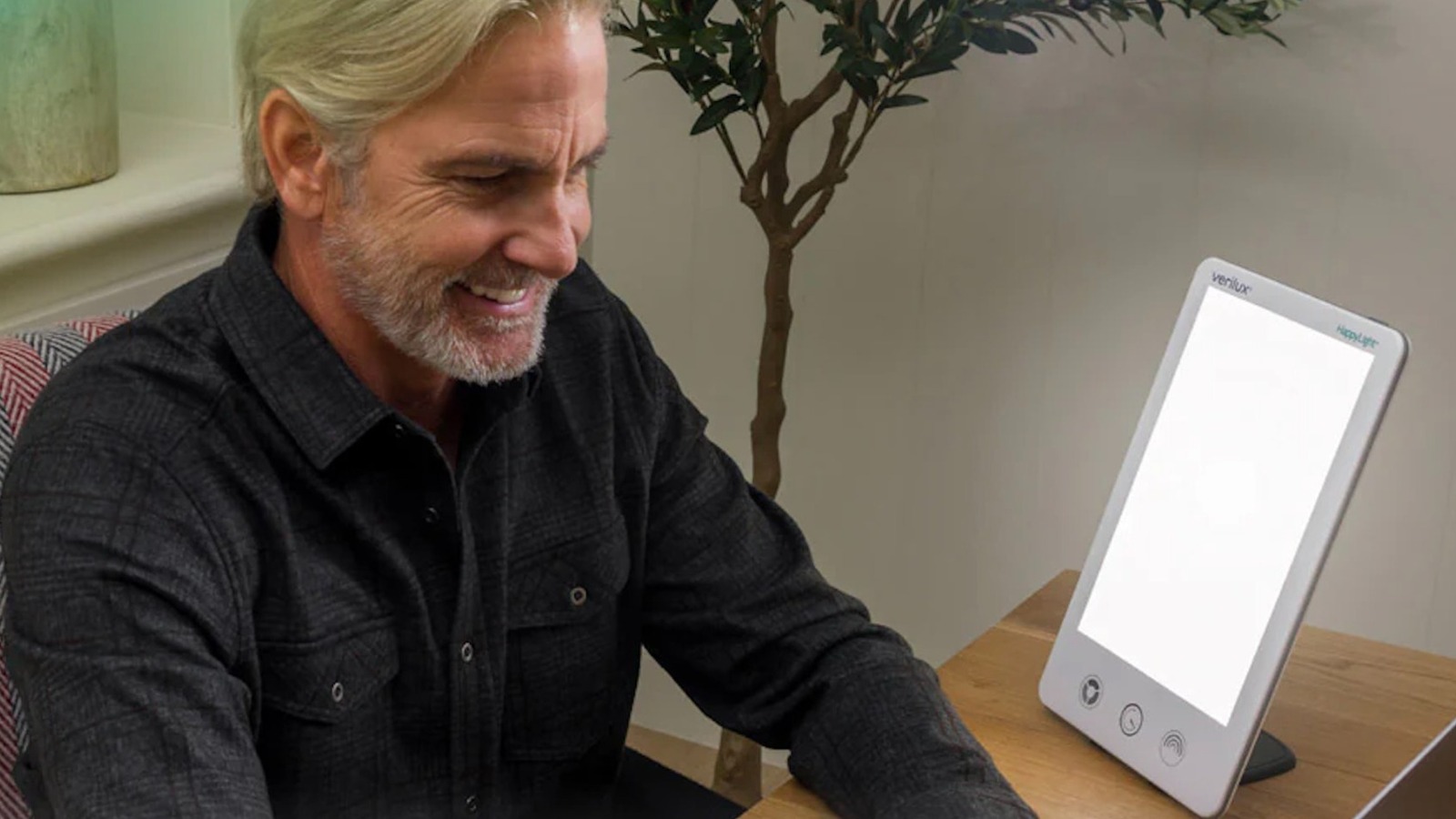 Shoppers Praise This LED Therapy Light At Costco: 'This Light Is Wonderful!'