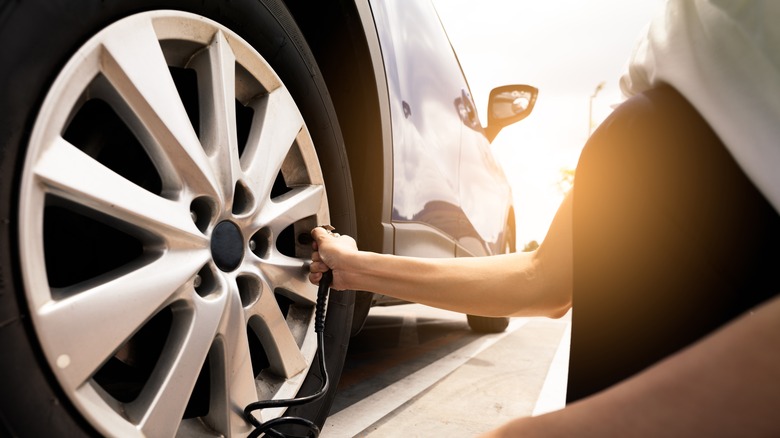 Filling a tire with air