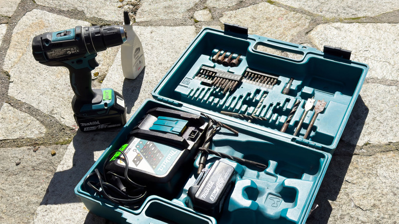 Makita kit with battery and charger