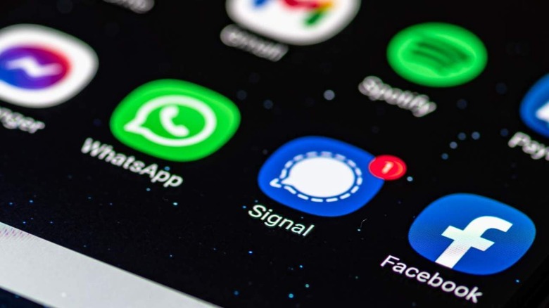 Signal app icon next to WhatsApp and Facebook icons 