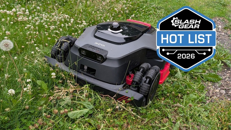Mova LiDAX Ultra 3000 AWD in grass.