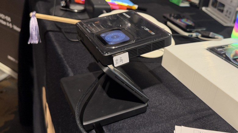 Aurzen Zip Pro on a table