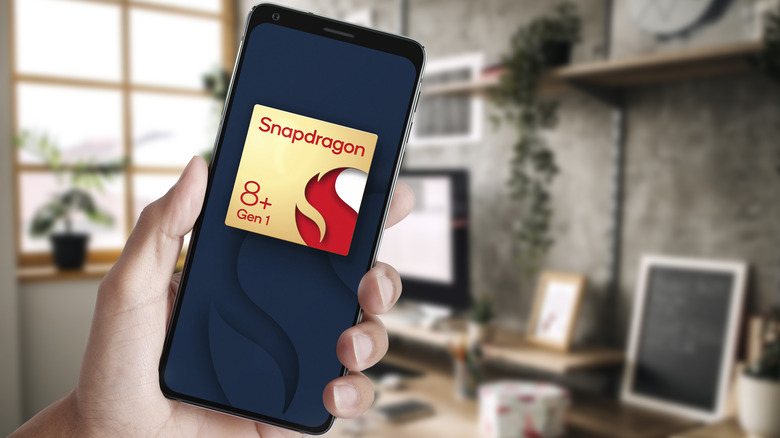 Smartphone with the Snapdragon 8+ Gen 1 logo.