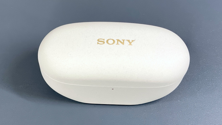 Fora do estojo de carregamento WF-1000XM5, fechado, de uma vista superior mostrando o logotipo "Sony"