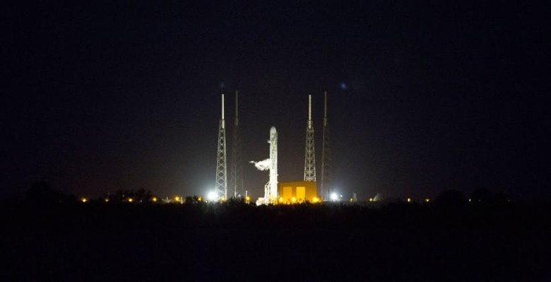 falcon_9_on_pad_from_causeway_31_0_0