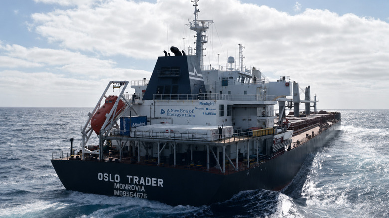 The Oslo Trader, the first bulk carrier fitted with the Newlight hydrogen and diesel fuel system, on the open water.