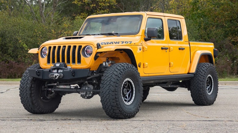 An AMW 707 | 8LUG Hellcat 2021 Jeep Gladiator in nacho color