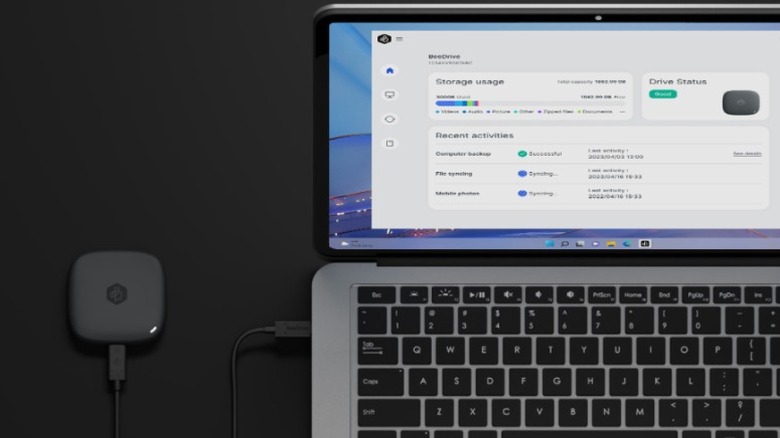 Laptop with Synology BeeDrive connected