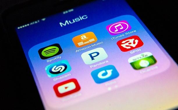 Streaming music earns a third of US industry revenue, topping physical sales