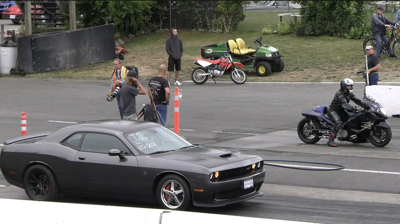 Dodge Challenger Hellcat vs Hayabusa at drags.