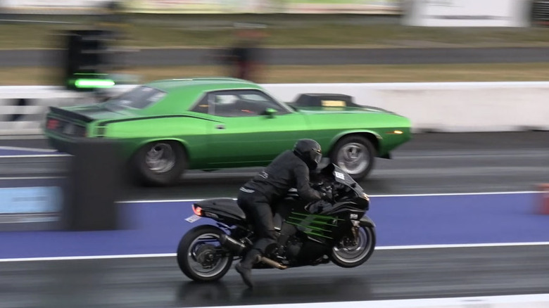 Plymouth Barracuda vs superbike at drags