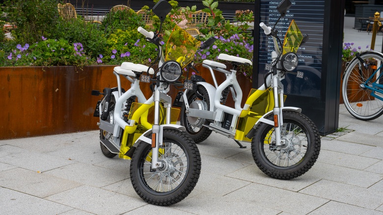 Cake electric motorcycles in a parking lot