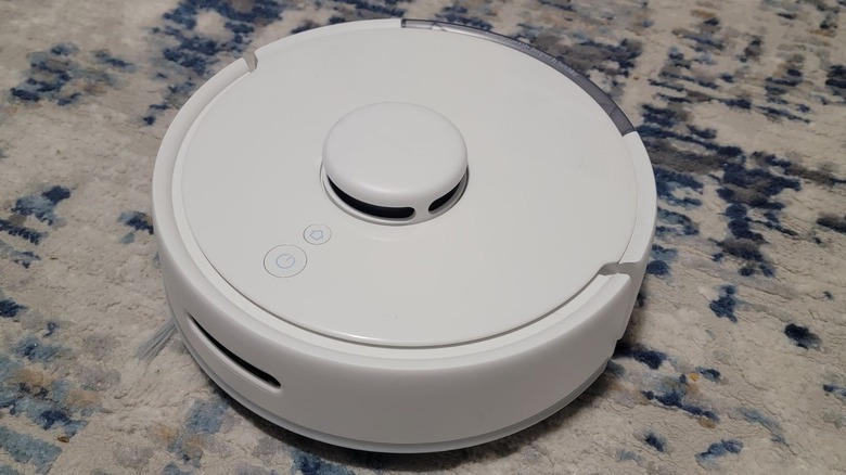 switchbot k10+ on blue rug