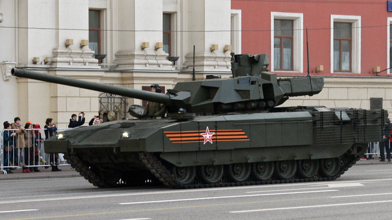 Vista lateral do tanque T-14 Armata
