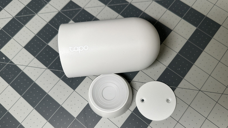 Tapo camera and mounting hardware