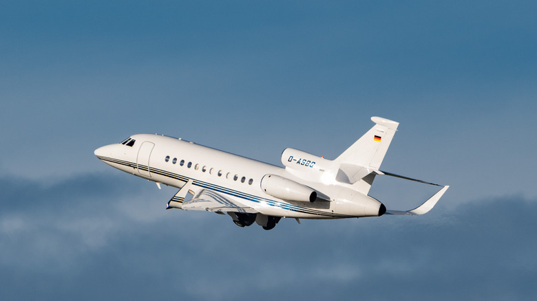 Dassault Falcon 900 LX in flight