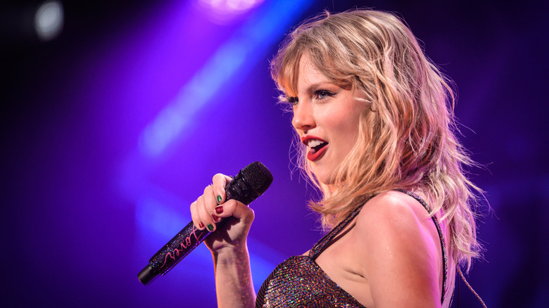 Taylor Swift performing