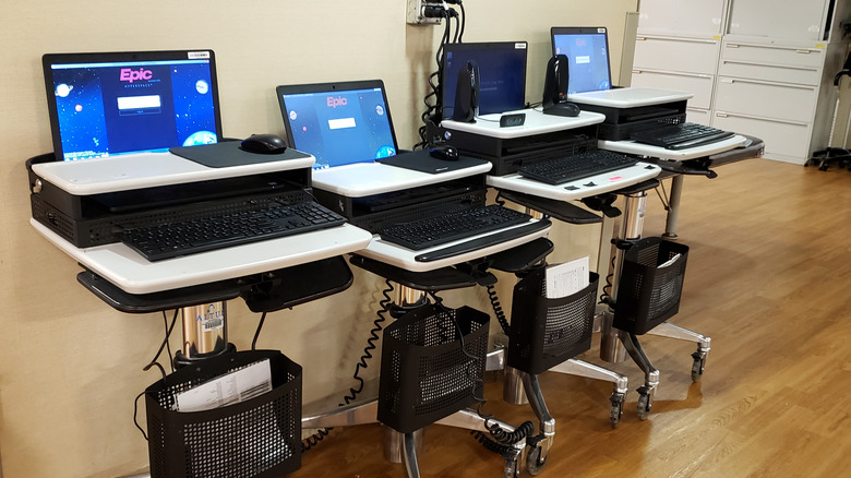 Hospital laptop carts