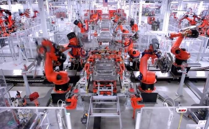 Kæmpe stor smal panik Tesla Model S Factory Tour Shows Elon Musk's Robot Army - SlashGear
