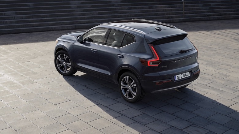 2022 Volvo XC40 rear three quarters