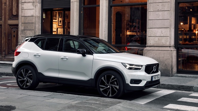 2022 Volvo XC40 Front side view