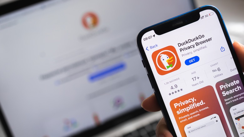 DuckDuckGo na App Store e em um laptop