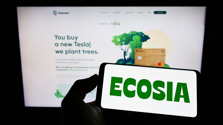 Monitor de telefone e computador com logotipos Ecosia