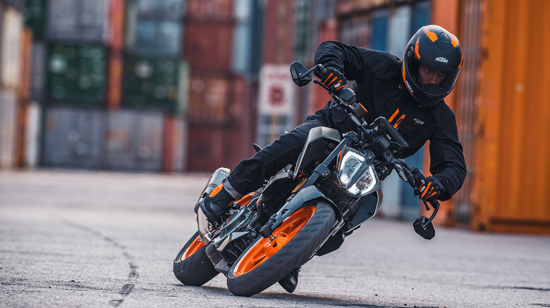 A cornering KTM 390 Duke