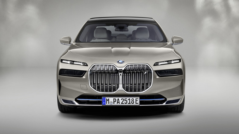 BMW i7 xDrive60 front grille and headlights