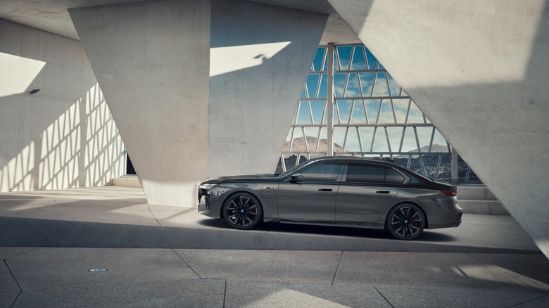 BMW M760e xDrive 2023 side profile
