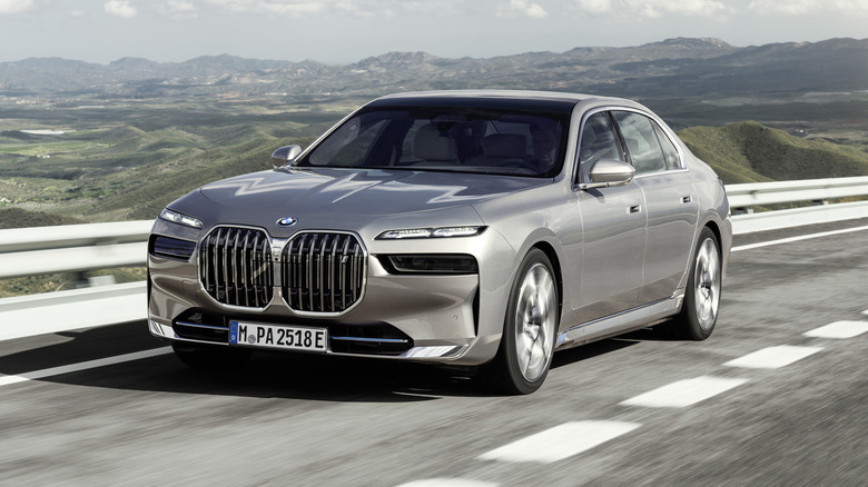 DiscoverNet The 10 Coolest Features Of The 2023 BMW 7 Series