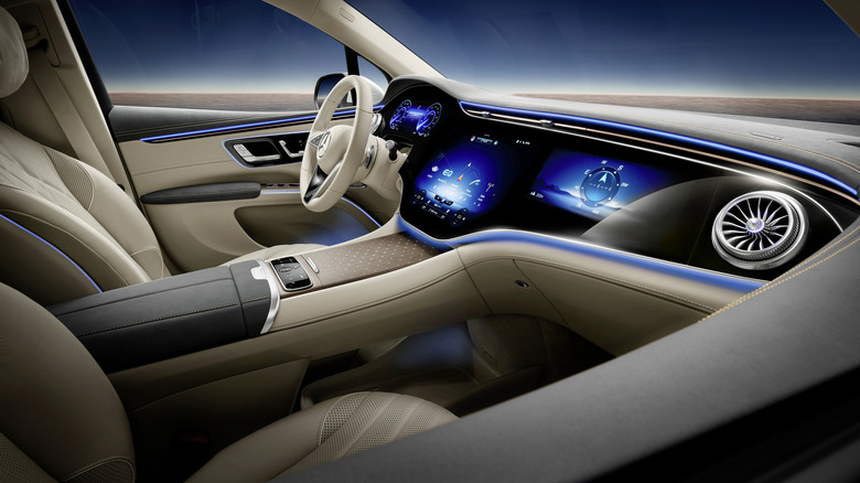 Mercedes-Benz EQS SUV hyperscreen