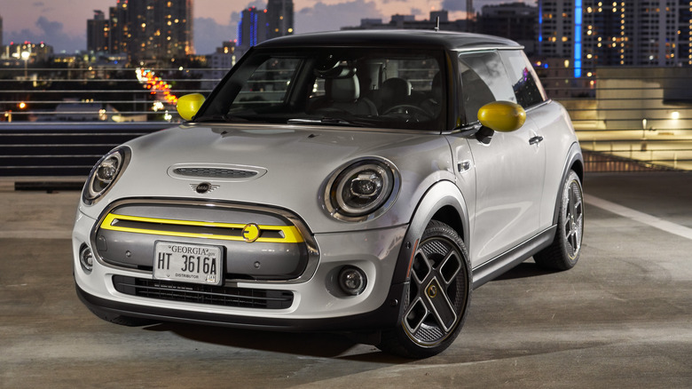 Mini Cooper SE Hardtop in city at night