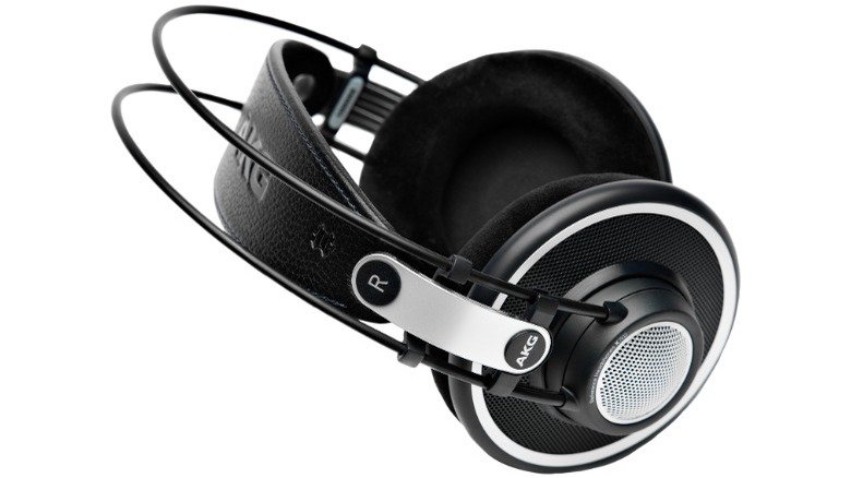 AKG K702