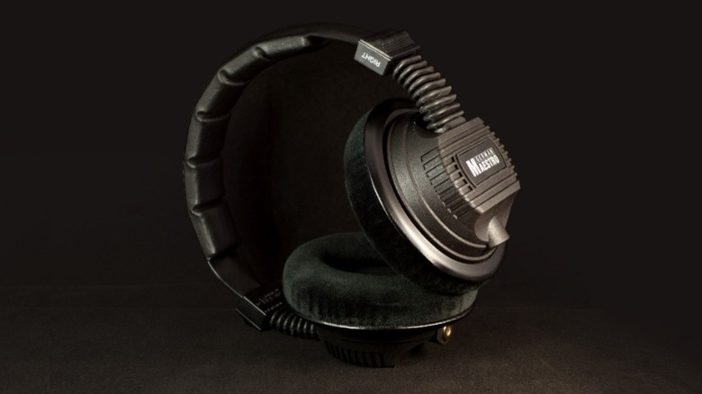 The German Maestro GMP 8.35 Mobile headphones