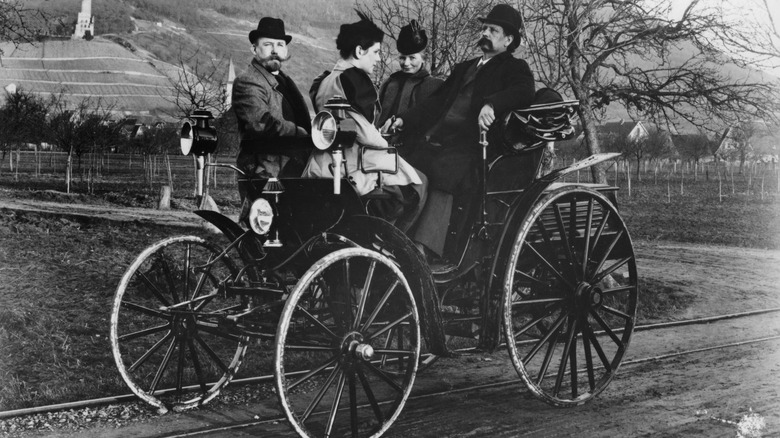 Carl and Bertha Benz with daughter and colleague in a Benz-Viktoria