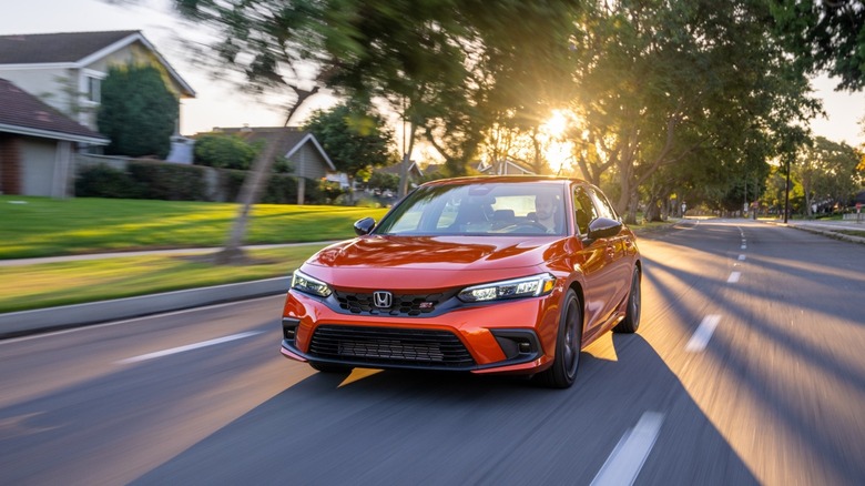 2022 Honda Civic Si Orange driving 