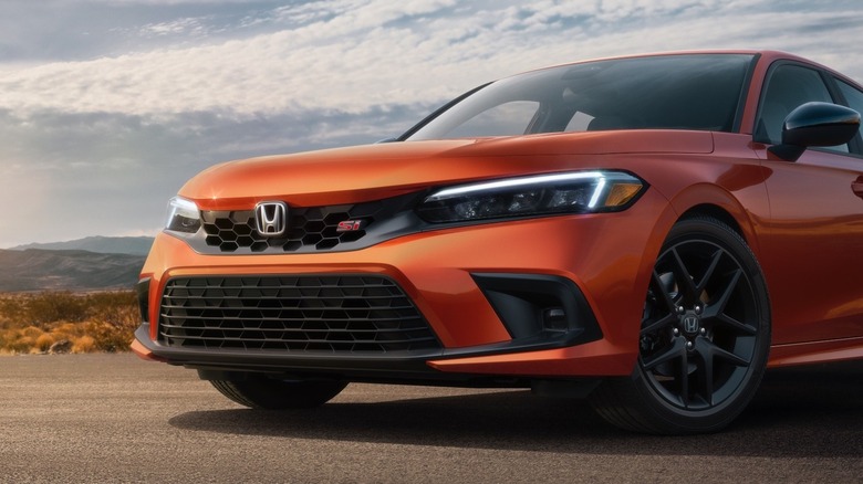 2022 Honda Civic Si Orange front three-quarter view