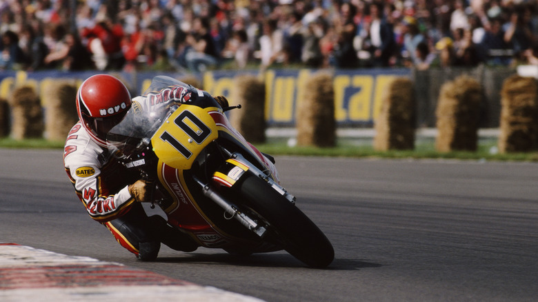 A cornering Suzuki RG500
