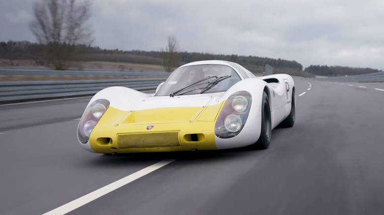 Porsche 907 at speed