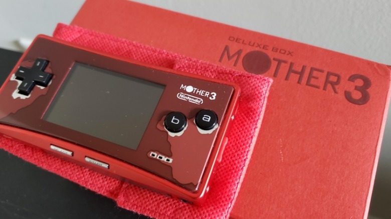 Mother 3 Game Boy Micro e caixa