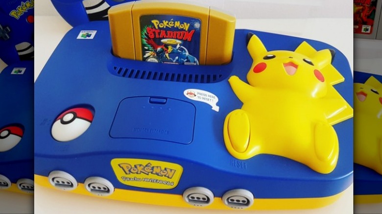 O Pikachu Edition Nintendo 64 com controlador