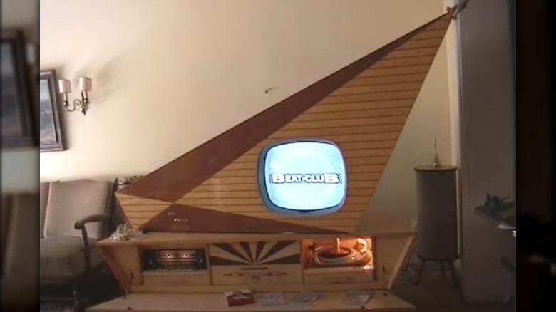 Kuba Komet in a living room